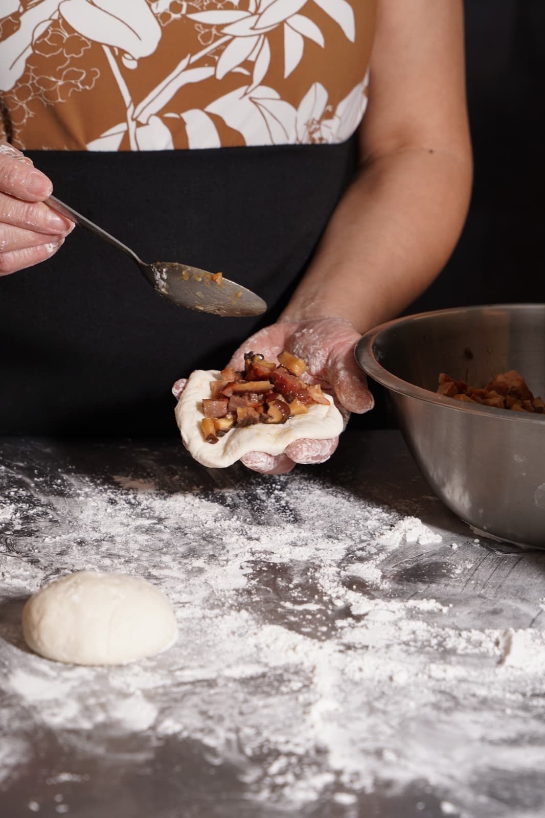 Het vullen van traditionele Hakka dumplings met de hand