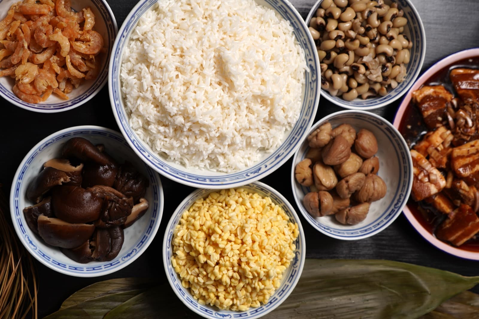 Traditionele Hakka ingrediënten - rijst, paddenstoelen, garnalen en meer